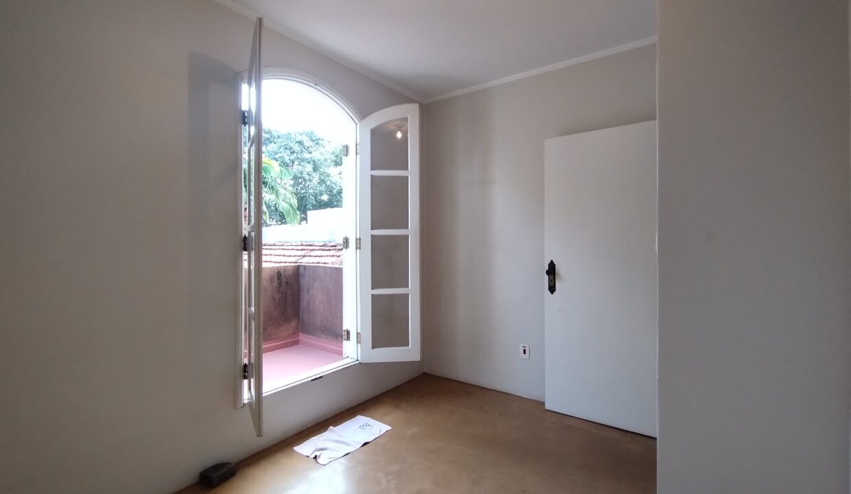 27 - piso superior - domitorio 2 com sacada