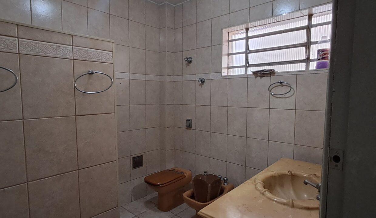 36 banheiro de cima que atende os fundos